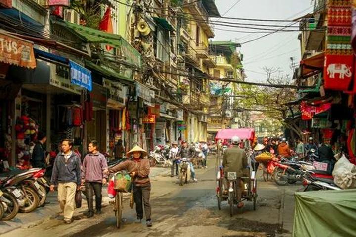 1. Áo hai dây bản mảnh: Áo hai dây bản mảnh tuy nhiên là một trong những mẫu áo khó
